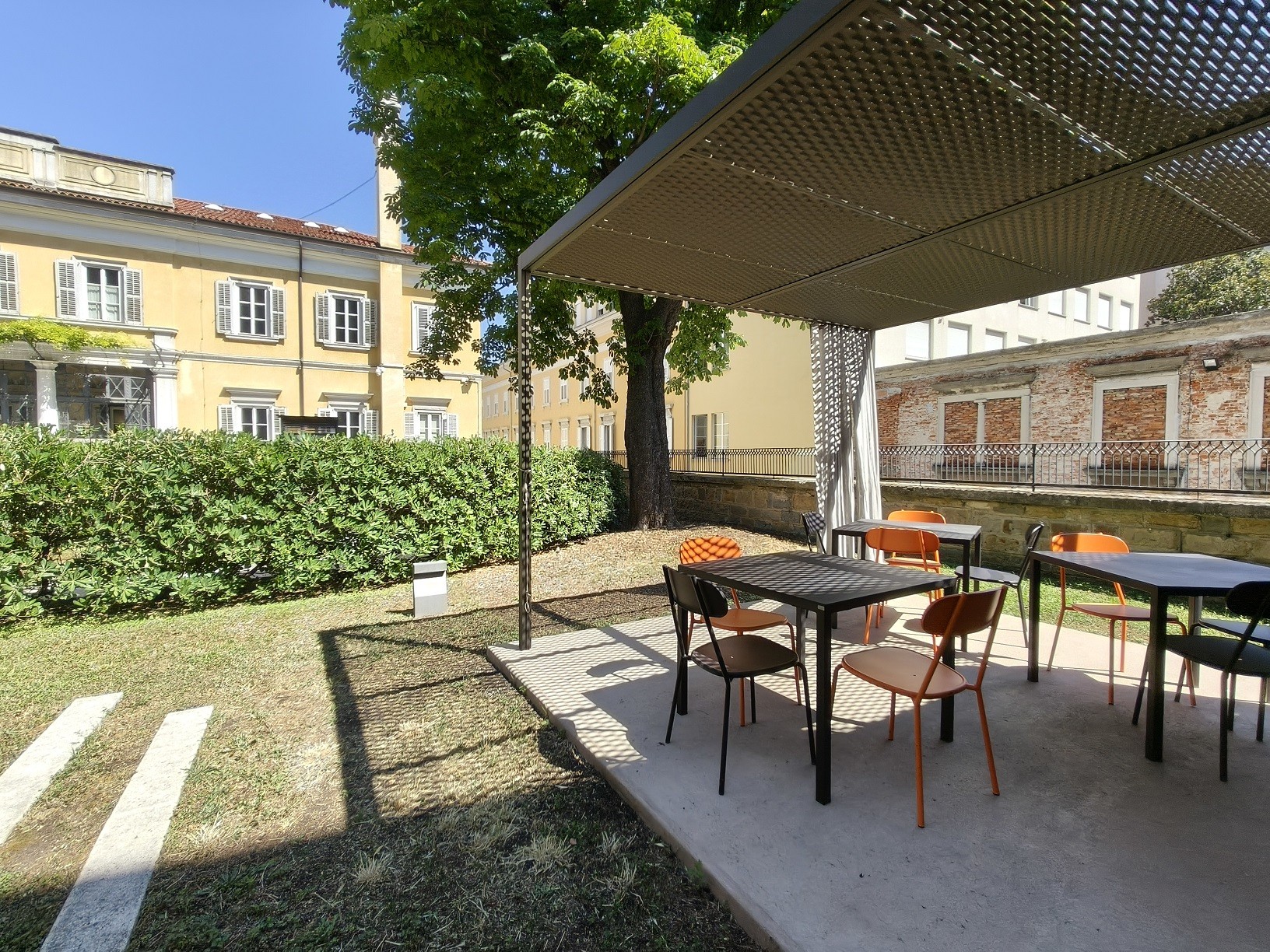 Sala lettura in giardino e orari estivi